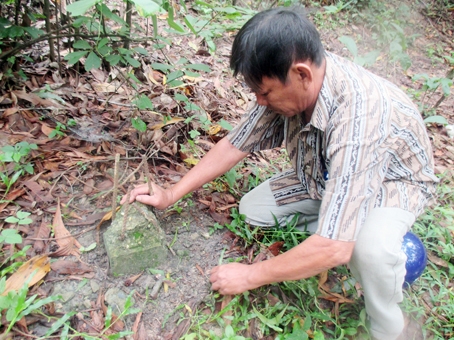 Cột mốc phân chia ranh giới khu vực đất giữa nhà ông Phạm Hữu Trí và ông Nguyễn Văn Dũng vẫn còn.