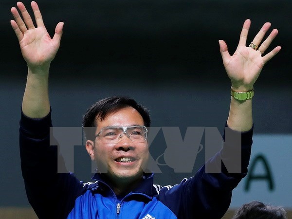 Hoang Xuan Vinh celebrates after making the final shot (Photo: EPA/VNA)