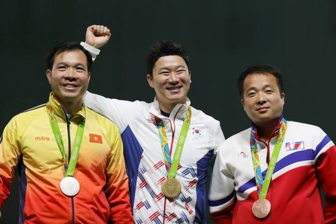 Vietnamese shooter Hoang Xuan Vinh (left) on August 10 won the second medal for Vietnam at the ongoing Rio Olympics in Brazil. (Photo: EPA/VNA)