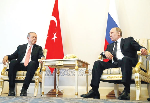 Tổng thống Thổ Nhĩ Kỳ Recep Tayip Erdogan (trái) và Tổng thống Nga Vladimir Putin lần đầu gặp nhau sau vụ chiến đấu cơ Thổ bắn hạ Su-24 của Nga. Ảnh: ANADOLU