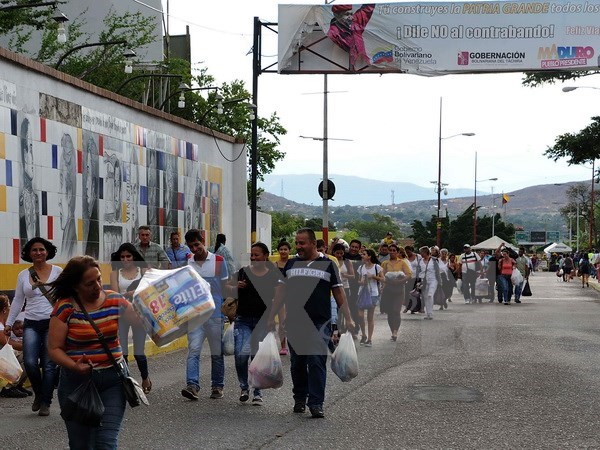 Người dân Venezuela sang mua hàng hóa tại Cucuta, Colombia ngày 10/7. (Nguồn: AFP/TTXVN)