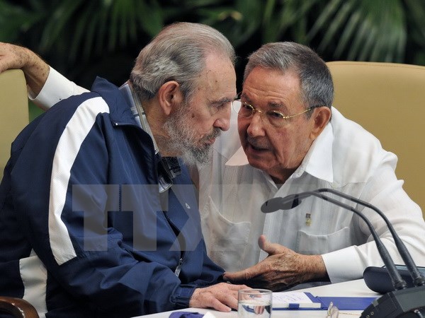 Lãnh tụ Cuba Fidel Castro (trái) và Chủ tịch Cuba Raul Castro - em trai ông. (Ảnh: AFP/TXVN)