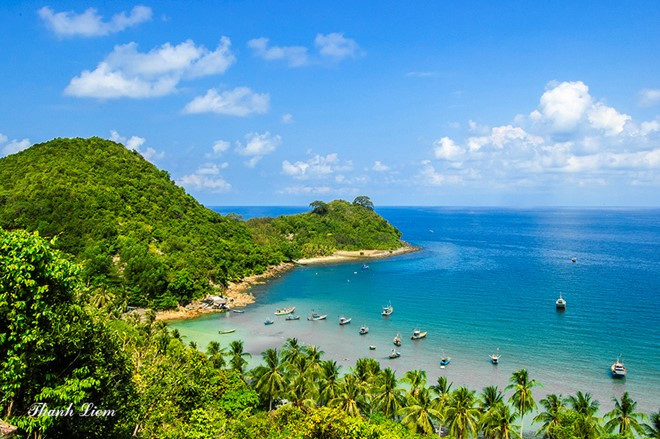 There are many other beautiful beaches on Nam Du Island including Dat Do, Gieng, and Ngu dotted with bent coconut tree silhouettes on the white sands.