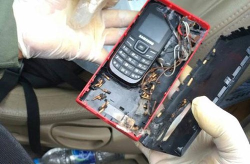 Một chuyên gia tháo gỡ bom mìn đưa ra một thiết bị nổ được tìm thấy ngày 14/8.