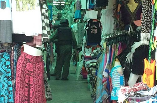Lực lượng an ninh nhanh chóng tới trung tâm Paradise Plaza ở Patong, Phuket ngày 14/8.
