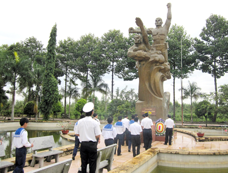 Lính biển giữ rừng xây căn cứ