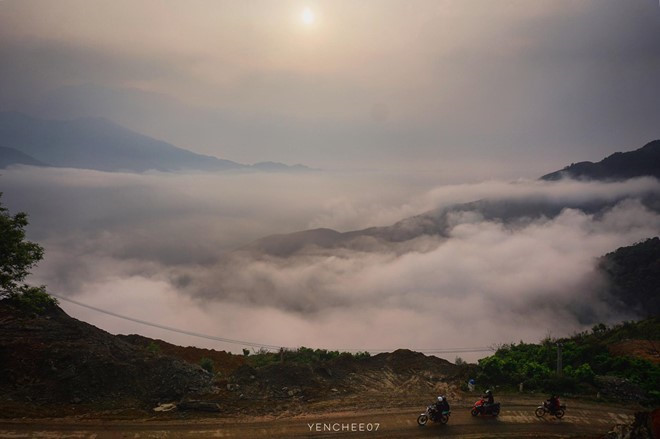 The highest peak is heavenly gate pinnacle with 2,865m, ranking 10th among the highest mountain in Vietnam.