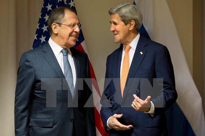 Ngoại trưởng Mỹ John Kerry và người đồng cấp Nga Sergei Lavrov. (Nguồn: AFP/TTXVN)