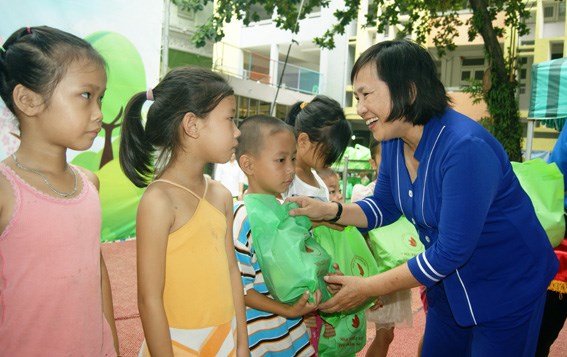 Disadvantaged children in Dong Nai province are being given gifts by the representative of the Dong Nai Children House. (Source: baodongnai.com.vn)