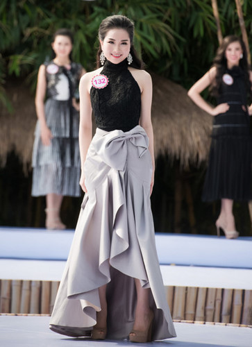 Phung Ngoc Lan Huong chooses mullet skirt design