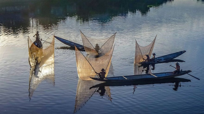 Drawing up nets on the Perfume River by Teberik Kolgeli