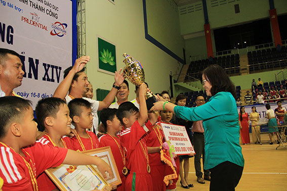 Vice Chairwoman Nguyen Hoa Hiep of Dong Nai provincial People's Committee awards the champion cup to the winner. 