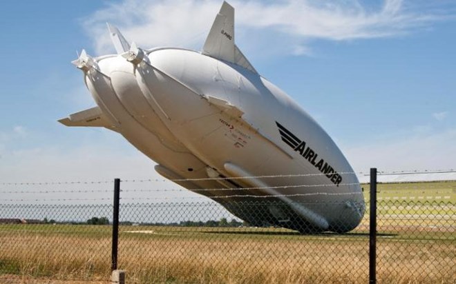 Máy bay lớn nhất thế giới Airlander 10 cắm đầu xuống đất