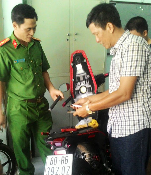 Bị truy đuổi tên cướp dùng súng bắn trả và cướp xe tẩu thoát