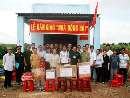 Handing over the gratitude house and necessities to the family