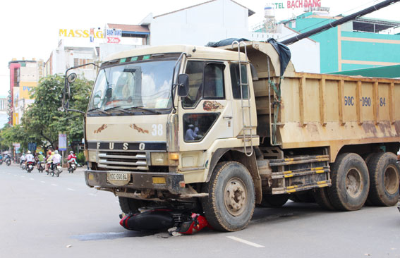 Bị cuốn vào gầm xe tải, hai học sinh thoát nạn