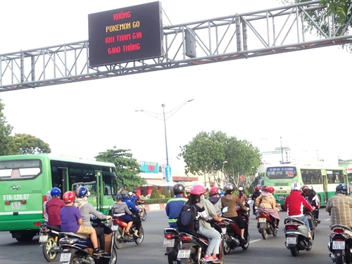 Warning sign reads ’Road users : no Pokemon Go on the road’. Đồng Nai launched crack-down against road users playing the game. — Photos dantri.com.vn  Read more at http://vietnamnews.vn/society/301833/dong-nai-crack-downs-down-on-pokemon-go.html#OpEo26SLKy37Tgyh.99