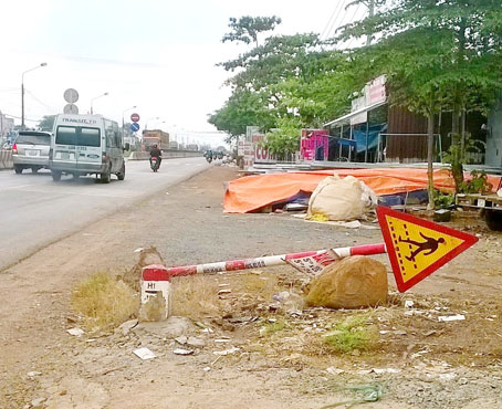 Biển báo giao thông nằm bên đường