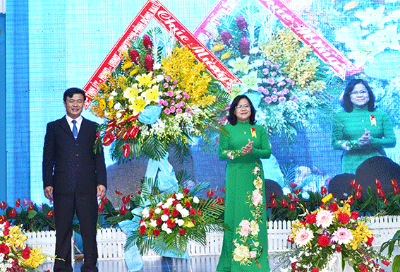 Đồng chí Nguyễn Hòa Hiệp, Phó chủ tịch UBND tỉnh tặng hoa chúc mừng và khen thưởng tập thể, cá nhân có thành tích trong công tác tôn giáo.