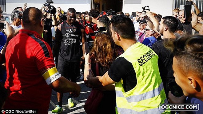 Rất đông người hâm mộ chào đón Balotelli ở sân tập của Nice. (Nguồn: Daily Mail)