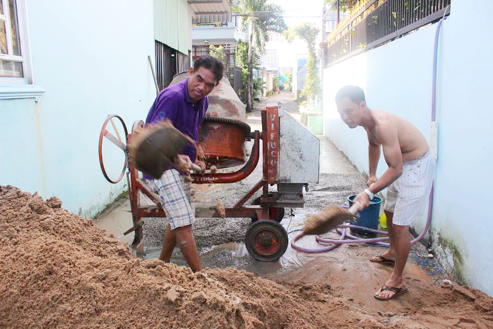 Vợ chồng cụ ông ngoài 70 tự bỏ tiền túi làm đường