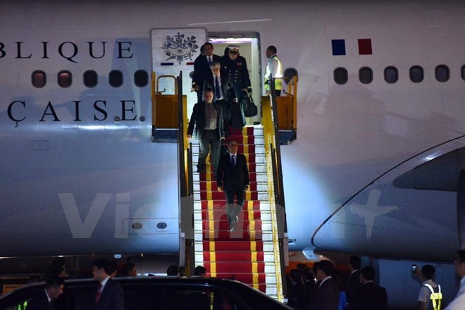 French President Francois Hollande arrives in Hanoi's Noi Bai International Airport.