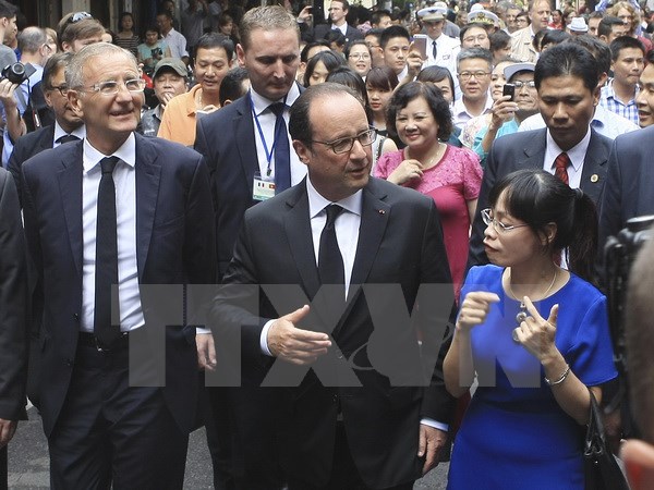 French President Francois Hollande took a stroll in the Old Quarter in Hanoi