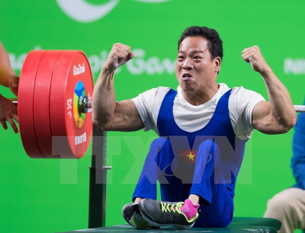 Niềm vui của vận động viên Lê Văn Công sau khi hoàn thành nội dung cử tạ nam hạng 49 kg tại Paralympic 2016. (Nguồn: THX/TTXVN)