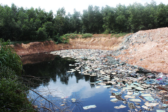 Xử phạt chủ đất chứa rác thải 15 triệu đồng