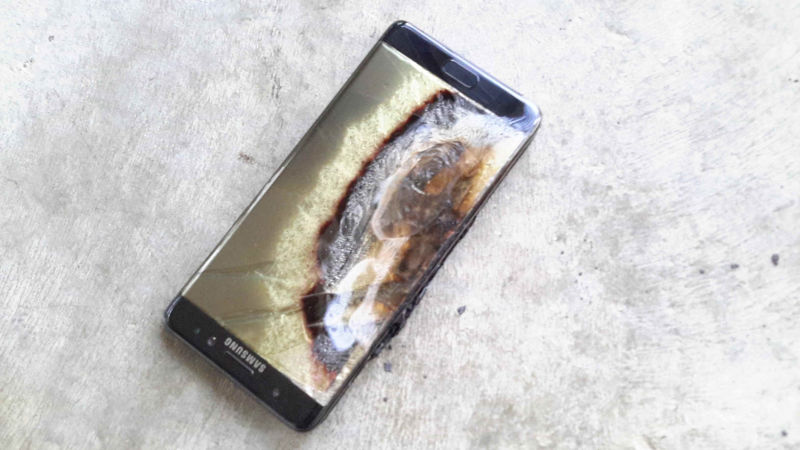 Galaxy Note 7 bị nhiều hãng hàng không e ngại vì lỗi pin điện thoại có thể gây cháy hoặc phát nổ. (Nguồn: Reddit)
