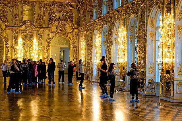 Du khách Trung Quốc tiểu tiện ngay trên sàn cung điện của Nga