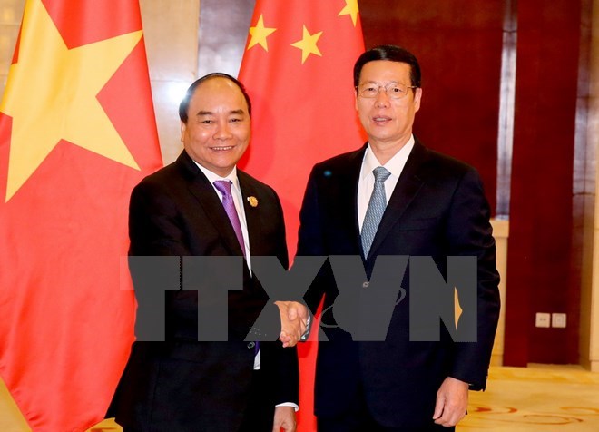 Prime Minister Nguyen Xuan Phuc (L) and Chinese Vice Premier Zhang Gaoli 