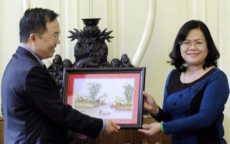 Phó chủ tịch UBND tỉnh Nguyễn Hòa Hiệp trao bức tranh lưu niệm cho ông Dương Hoàng Minh, Tham tán thương mại Việt Nam tại Nga