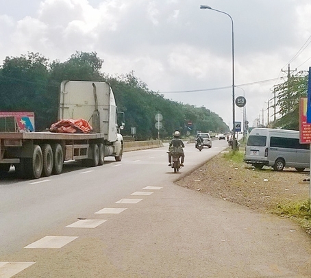 Đầu đoạn “nút thắt cổ chai” trên quốc lộ 1, ấp Lập Thành, xã Xuân Thạnh (huyện Thống Nhất). 