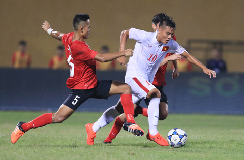 U19 Việt Nam (áo trắng) hòa U19 Singapore. 