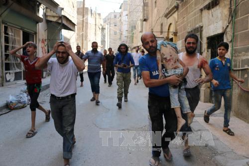Chuyển nạn nhân bị thương tới bệnh viện sau vụ không kích tại thành phố Aleppo ngày 10/9. Ảnh: EPA/TTXVN
