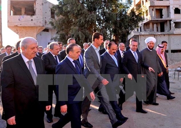 Tổng thống Syria Bashar al-Assad (giữa, hàng đầu) tại thị trấn Daraya, ngoại ô thủ đô Damascus ngày 12/9. (Nguồn: EPA/TTXVN)