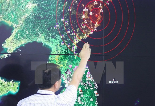 Một chuyên gia Cơ quan Khí tượng Hàn Quốc phân tích các dư chấn đo được sau vụ nổ được cho là vụ thử hạt nhân của Triều Tiên, tại Seoul ngày 9/9. (Nguồn: AFP/TTXVN)