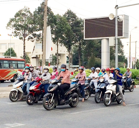 Người tham gia giao thông dừng lại trước vạch quy định khi đèn đỏ tại những chốt đèn là nét văn hóa trong giao thông.