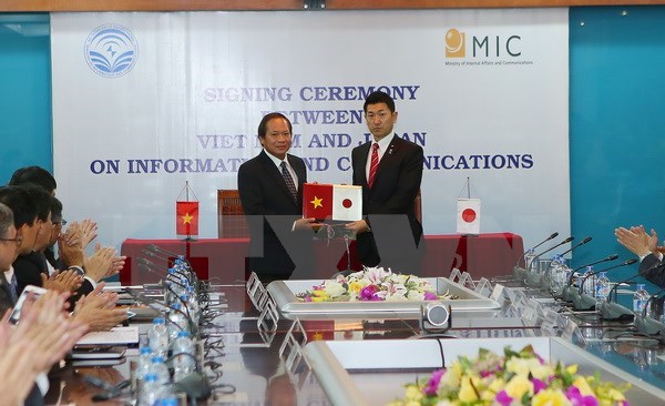 Vietnamese Minister of Information and Communications Truong Minh Tuan and Japan’s Deputy Minister of Internal Affairs and Communications Jiro Akama signed MoU in the information and communications field. (Source: VNA)