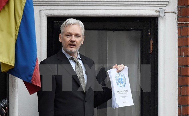 Ông Julian Assange phát biểu trước các phương tiện thông tin đại chúng từ ban công tòa nhà Đại sứ quán Ecuado ở London, Anh ngày 5/2. (Nguồn: EPA/TTXVN)