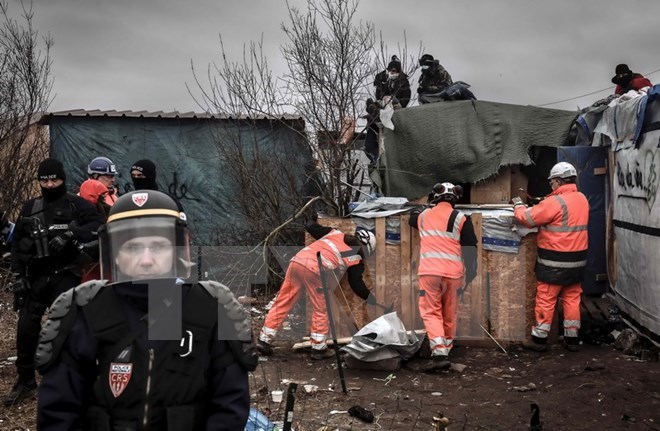 Pháp dỡ bỏ một phần khu lán trại trái phép của những người di cư được dựng lên ở thành phố cảng Calais. (Nguồn: AFP/TTXVN)