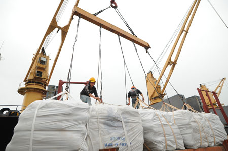 Workers load goods at a domestic port. The Government has issued a new import tariff as part of the ASEAN Trade in Goods Agreement for 2016-18. — Photo fimexco.com.vn