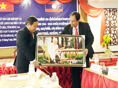 Bí thư Thành ủy Biên Hòa Lê Văn Dành tặng quà lưu niệm cho lãnh đạo huyện Pakse, tỉnh Champasak, Lào. Ảnh: K.Thiết