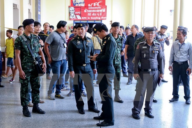 Cảnh sát điều tra tại hiện trường vụ nổ ở ga Hua Lamphong, Bangkok ngày 11/5. (Nguồn: EPA/TTXVN)