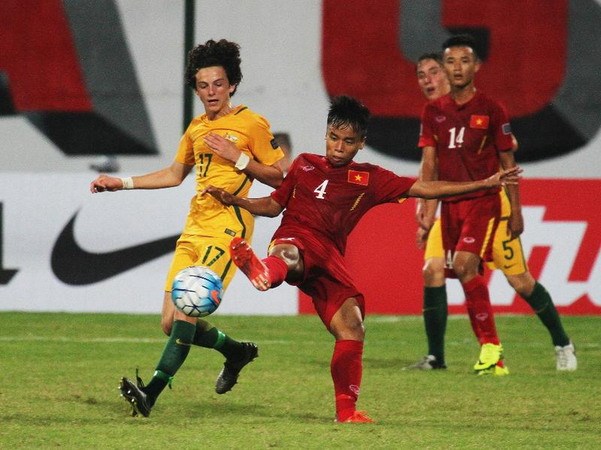 U161 Việt Nam (áo đỏ) đánh bại U16 Australia (Nguồn: sportstarlive)