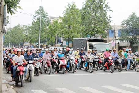 Đường Đồng Khởi đoạn giao nhau với đường Bùi Trọng Nghĩa (vào phường Trảng Dài) luôn dày đặc người và xe lưu thông. Ảnh: P.Liễu