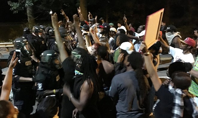 Bạo loạn đường phố tại bang Bắc Carolina, Mỹ. (Nguồn: Reuters)