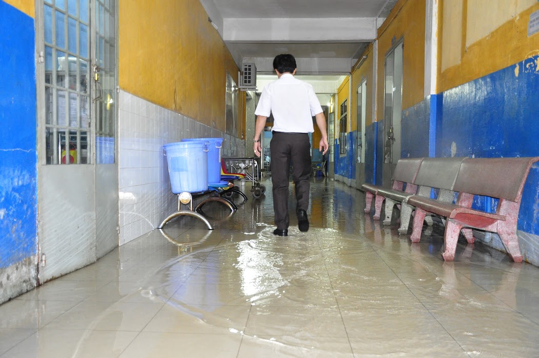 Khuôn viên Bệnh viện đa khoa Biên Hòa bị ngập sâu, nước tràn cả vào phòng cấp cứu và các phòng chuyên môn 