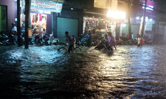 Khu vực chợ Tân Phong vỉa hè nước cũng ngập trên đầu gối Ảnh K.Giới